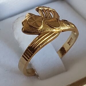 916/22 Karat Solid Gold Elegant Heart Ring.